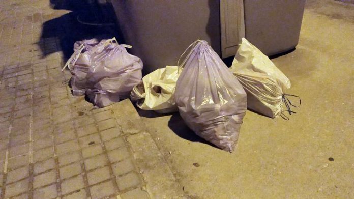 basura fuera comtenedor