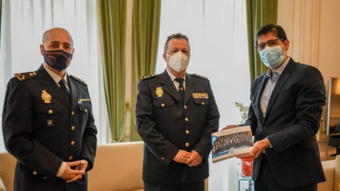 entrega libro policia
