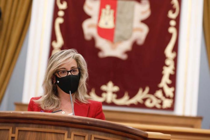 Lola Merino, en el Pleno de las Cortes Regionales