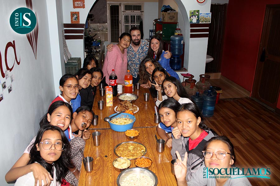 Probando la comida española con otros dos voluntarios. Foto UDANA