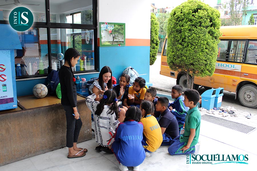 Beatriz con un grupo de alumnos. Foto UDANA