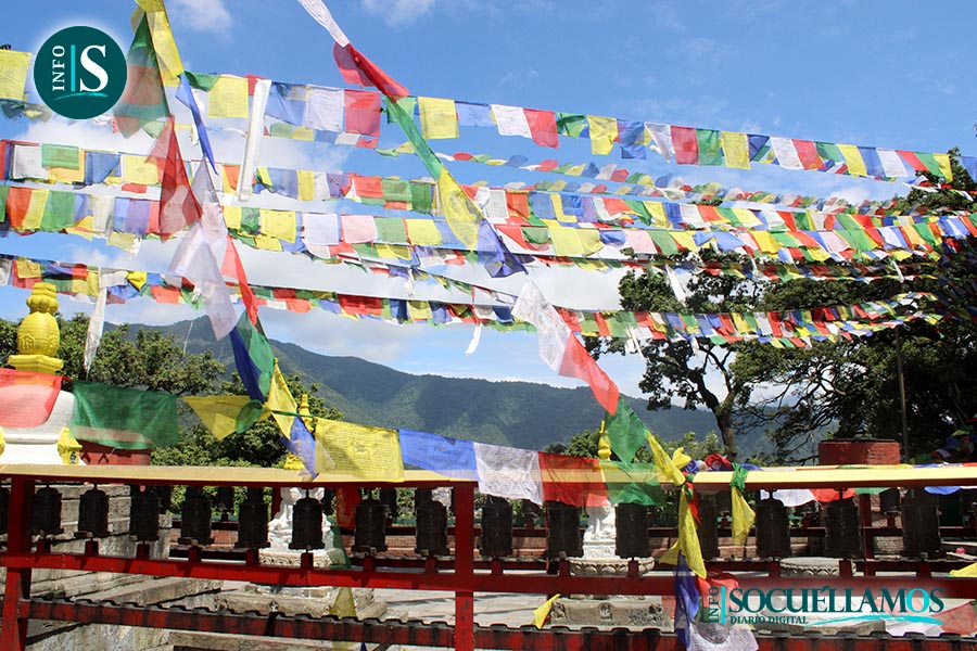 Típicas banderas tibetanas. Foto UDANA.