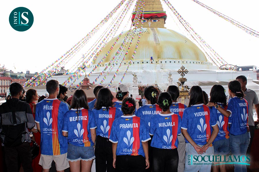 Las chicas luciendo su camiseta de la Unión. Fogo UDANA