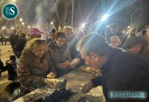 En la luminaria municipal se distribuyeron gratuitamente chorizos y morcillas gracias a la colaboración de las empresas