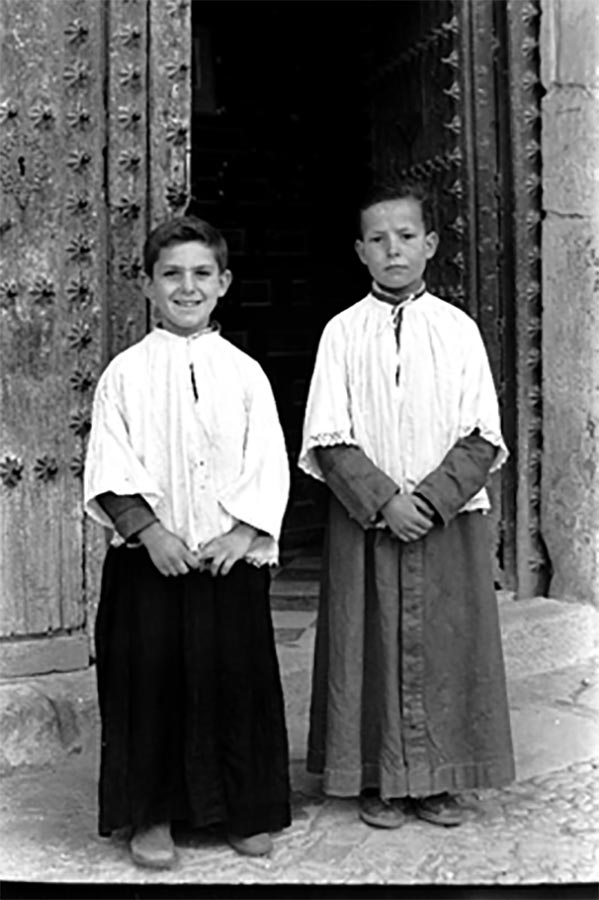 Santiago y José María, monaguillos en el año 1956, en la puerta de nuestra iglesia.