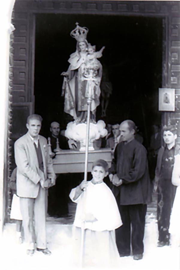 El monaguillo Santiago Bustos, a la salida de la procesión de la Virgen 
del Carmen, portando la Cruz Parroquial