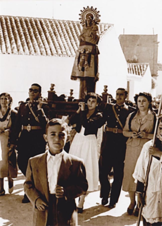 El monaguillo Santiago Bustos, encabezando la
procesión de la Virgen del Pilar