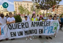 Los niños del CEIP 'Carmen Arias' celebran el XXX Paseo por la Paz y la No Violencia