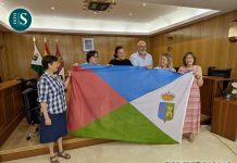 Gema Campos y Pilar Delgado se llevan la bandera de Socuéllamos a Guinea Ecuatorial