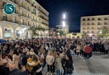 Cientos de vecinos llenan la plaza para guardar un minuto de silencio por la fallecida en el accidente de la planta de residuos médicos