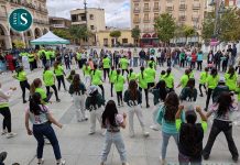 Ritmo y solidaridad en la Plaza de la Constitución a favor de la lucha contra el cáncer