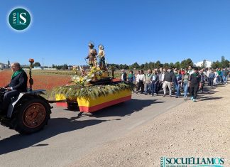 San Isidro recorre los campos de amapolas hasta llegar a su ermita acompañado a pie por romeros y reatas