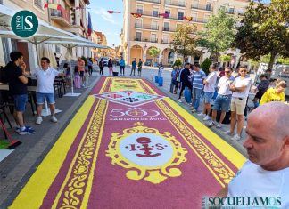 La Cofradía de Ntro. Padre Jesús del Calvario elabora su tradicional alfombra de sal con motivo del Corpus