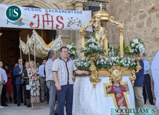 El Santísimo Sacramento recorre las calles de Socuéllamos en la festividad del Corpus Christi