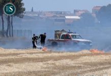 Un incendio originado en el campo llega a las paredes del pueblo
