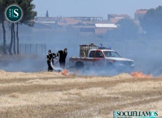 Un incendio originado en el campo llega a las paredes del pueblo