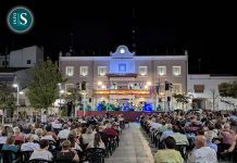 El Grupo Maestro Moragues ofrece el musical «Regreso a EGB» en una plaza llena de público