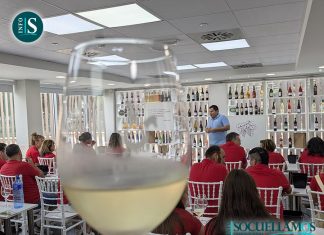 El grupo El Lagar muestra la cultura del vino a los grupos visitantes que participarán en el XXXV Festival Torre de Vejezate