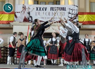 El XXXV Festival Internacional "Torre de Vejezate" llena la plaza de folklore y tradición