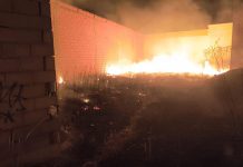 Incendio en un solar de una promoción de viviendas inacabadas en Socuéllamos
