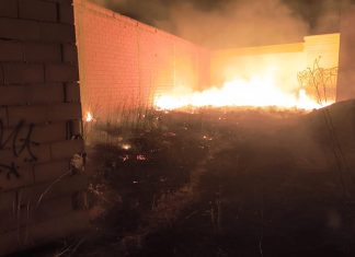 Incendio en un solar de una promoción de viviendas inacabadas en Socuéllamos