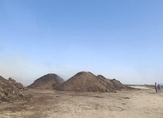 Un incendio por combustión interna en un almacén de estiércol genera una gran humareda en el Paraje de Castaño