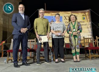 La Plaza de la Iglesia acoge la entrega de premios del XXXV Certamen Literario del Santísimo Cristo de la Vega y el nombramiento del Taller Salmerón como Hermano Mayor Honorario