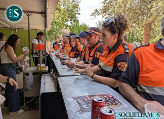 Cerca de 500 voluntarios de Protección Civil comparten una paella en el parque