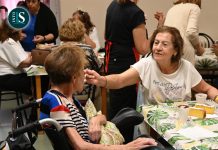 La Asociación «Me Quedo Contigo» celebra el Día Mundial de la Persona Mayor con una chocolatada musical en el Centro Social «Carmen Arias»
