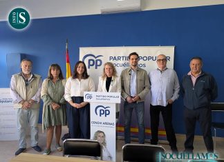 El PP de Socuéllamos analiza la situación política nacional en su sede junto al diputado regional Santiago Serrano