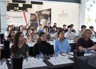 La UCLM y DO La Mancha analizan la importancia del vino como motor de desarrollo rural.