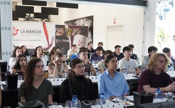 La UCLM y DO La Mancha analizan la importancia del vino como motor de desarrollo rural.
